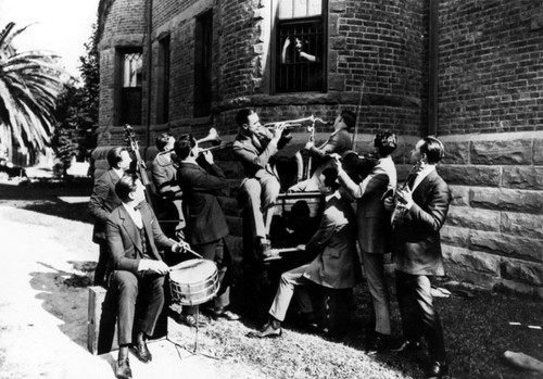 Orchestra serenading Bebe Daniels in jail in 1921
