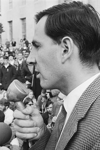 [John Searle ?] speaking in front of Sproul Hall