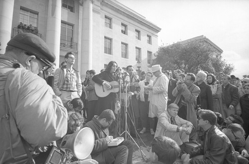 Joan Baez singing on the Sproul Steps